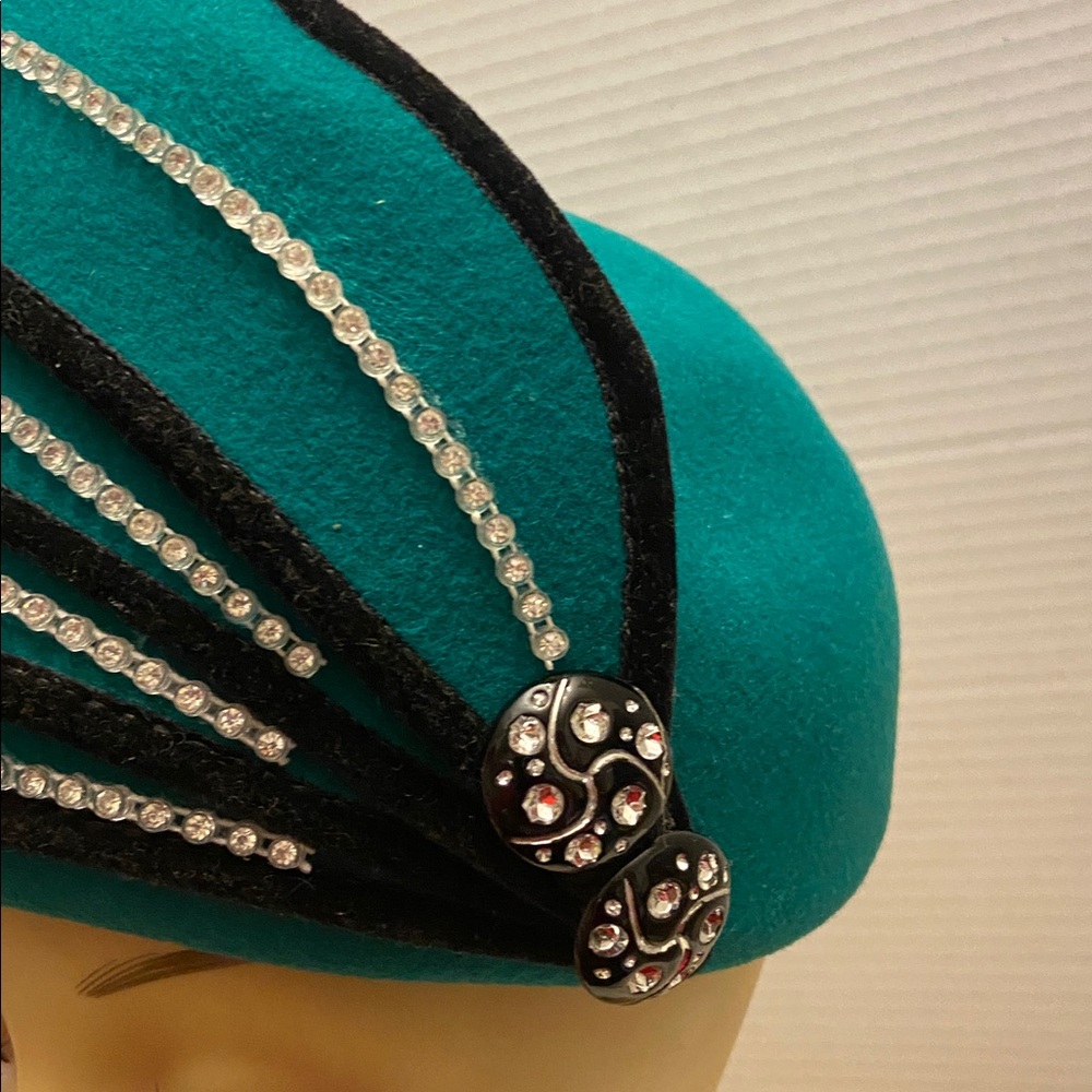 Stunning Asymmetrical Vintage Wool Church Hat in Green Black with Rhinestones. - Picture 3 of 8
